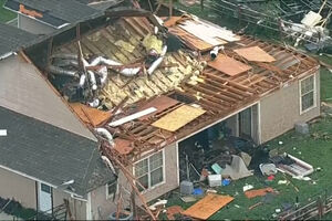 Telhados destruídos e vidros partidos: as consequências deixadas pelos tornados que atingiram o Texas 