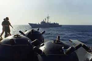 Uma tensão antiga: imagem de 1987 mostra minas a bordo do navio iraniano Iran Ajr a serem inspecionadas por uma equipa do USS Lasalle no Golfo Pérsico. 