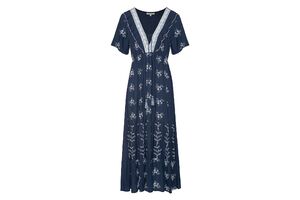 Vestido comprido azul com padrão floral branco e detalhes em renda