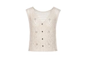 Colete de croché branco com botões e aplicações florais
