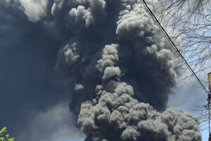 Incêndio provoca nuvem negra e chamas intensas na Rússia