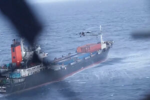 Imagens mostram militares dos EUA a abordar navios comerciais suspeitos no bloqueio ao Irão