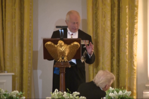 "Os meus pensamentos [...] estão convosco": Carlos III expressa solidariedade com Trump após tiroteio