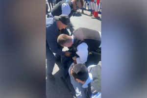 O momento em que suspeito de esfaquear duas pessoas em Londres é detido  