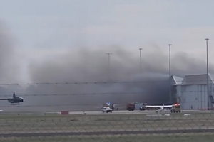Dois mortos e vários feridos após avião colidir com hangar de aeroporto na Austrália