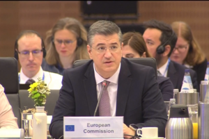 “Podem fazer planos para este verão”: UE apela a que não se cancelem viagens devido à crise dos combustíveis