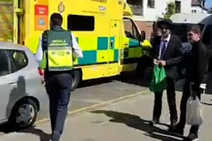 Imagens mostram aparato no local onde duas pessoas foram esfaqueadas junto a sinagoga em bairro judeu em Londres