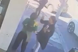 Empregada de café fica com dente partido após agressão inesperada de cliente na Austrália 