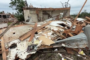 Tornado arranca telhados e faz vários feridos no Texas 