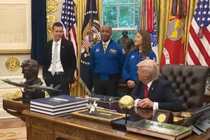 Trump faz comentário insólito sobre “belas orelhas” de responsável da NASA 
