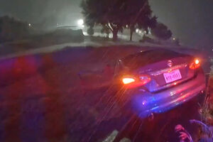 Imagens impressionantes mostram polícias a salvar mulher e crianças de cheias no Texas 