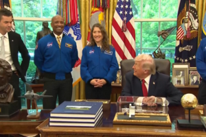 “O presidente pode participar numa destas missões?”: Trump brinca com ida à Lua em visita de astronautas à Casa Branca