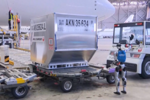 Robôs humanóides vão ser testados para carregar bagagens no aeroporto de Tóquio  