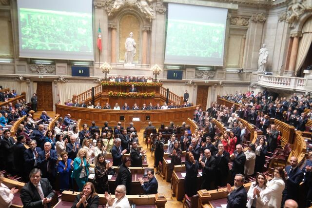 Deputados aplaudiram a saída dos deputados constituintes, que deixaram o hemiciclo em protesto com as palavras de André Ventura