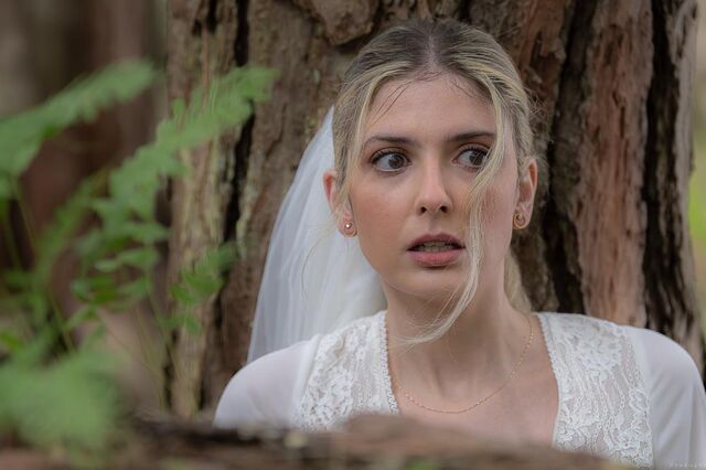 Beatriz, uma noiva em fuga do prometido por motivos desconhecidos no primeiro episódio de "Refúgio Proibido"