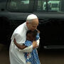O momento em que menina corre para abraçar o Papa durante visita aos Camarões
