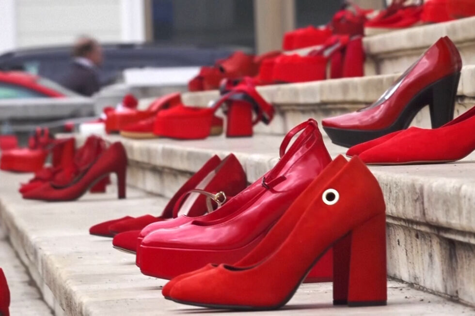 Instalação com sapatos vermelhos homenageia vítimas de violência doméstica na Roménia