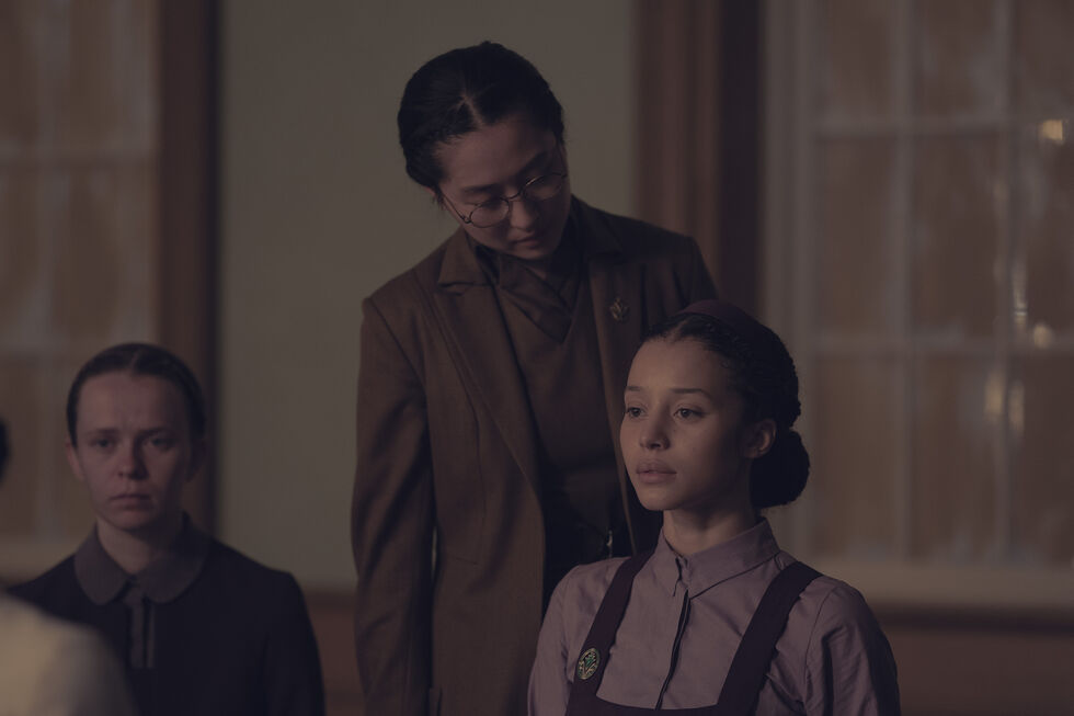 A atriz Mabel Li (de pé, a olhar para a protagonista Chase Infiniti) diz à SÁBADO que o pior deste universo distópico imaginado por Margaret Atwood é "a solidão" profunda das personagens