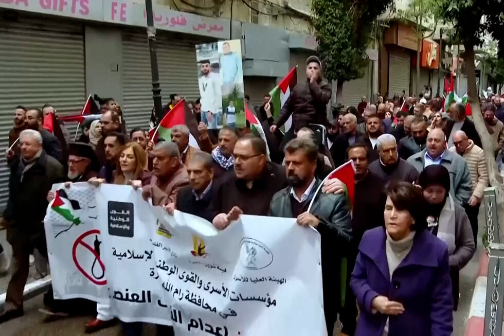 Palestinianos protestam na Cisjordânia contra lei israelita que prevê pena de morte 