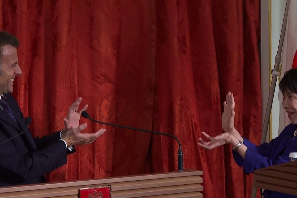 Emmanuel Macron e Sanae Takaichi despedem-se com um golpe de ‘Dragon Ball’