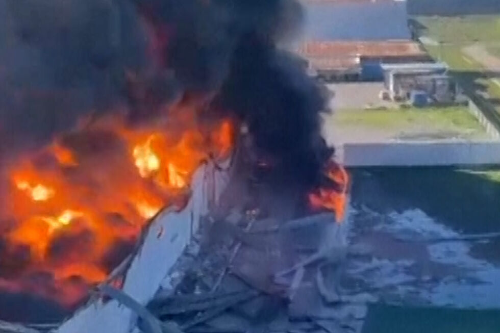 Enorme coluna de fumo negro em armazém ligado à BP após ataque no Iraque 