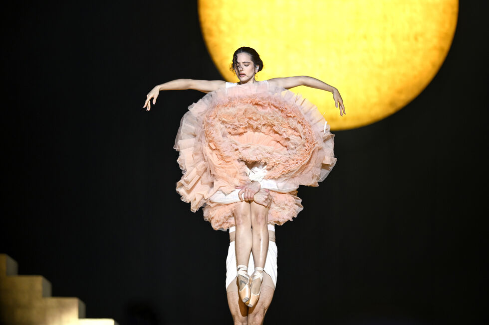 A artista a atuar a 16 de março em Lyon, no arranque da digressão que a traz agora a Portugal