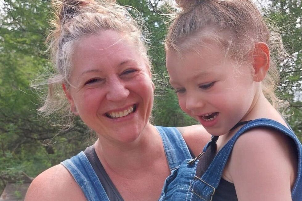 Mãe e filha reúnem-se após libertação de custódia do ICE.
