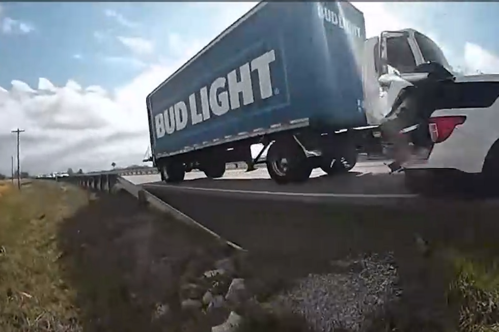 Homem rouba camião de cerveja e embate contra carro patrulha após perseguição policial nos EUA 