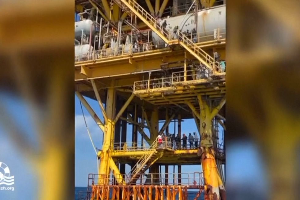 Migrantes resgatados após ficarem retidos em plataforma petrolífera abandonada no Mar Mediterrâneo 