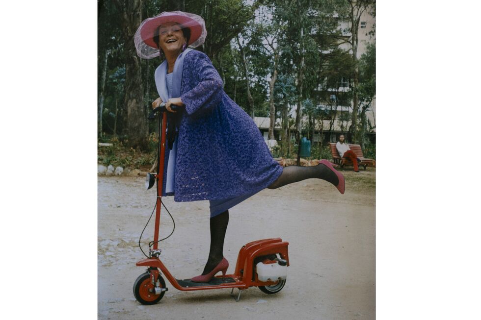 Nos bastidores de uma novela, com uma trotinete trazida dos EUA pelo colega Tozé Martinho - na altura ainda não se viam em Portugal 