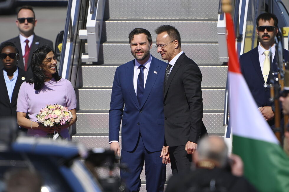 JD Vance, vice-presidente dos EUA, é recebido por Peter Szijjarto, Ministro dos Negócios Estrangeiros da Hungria