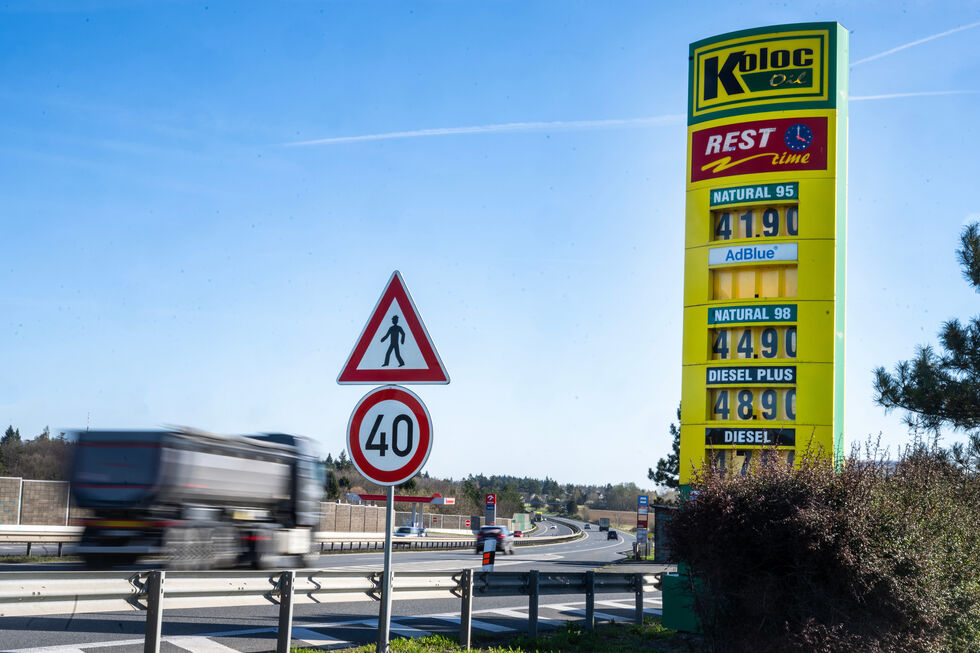 Faturas energéticas da UE vão aumentar quase 1.900 euros anuais devido  à guerra no Irão