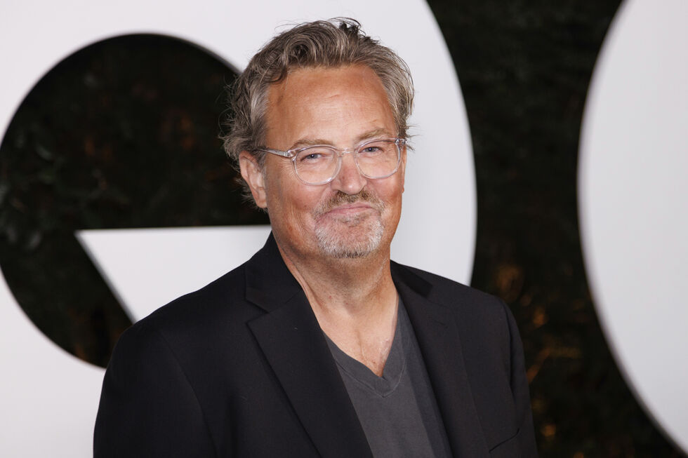 Matthew Perry chega à festa GQ Men of the Year 2022 