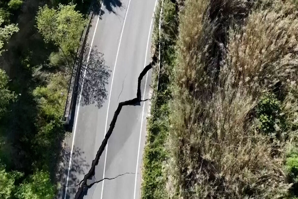 Imagens aéreas mostram deslizamento de terras que danificou autoestrada e atingiu zona residencial em Itália 
