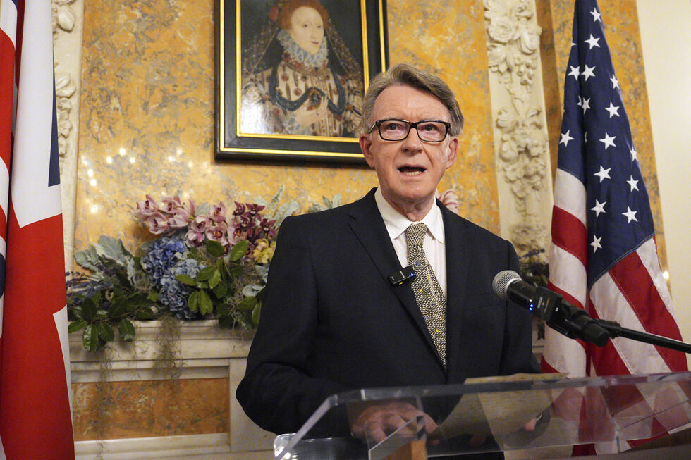 Peter Mandelson discura durante um encontro com o primeiro-ministrio britânico, Keir Starmer