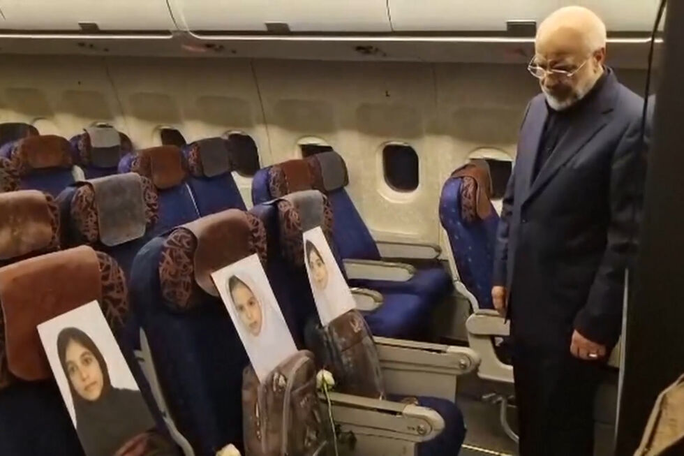 Parlamento iraniano exibe fotos de crianças mortas em ataque