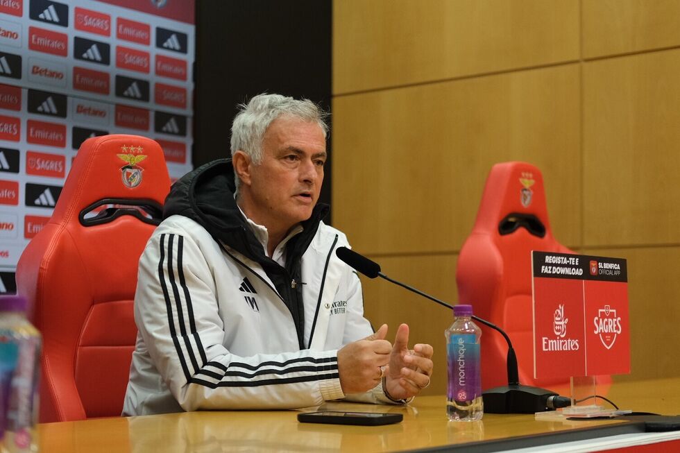 José Mourinho numa conferência com patrocínios do Benfica