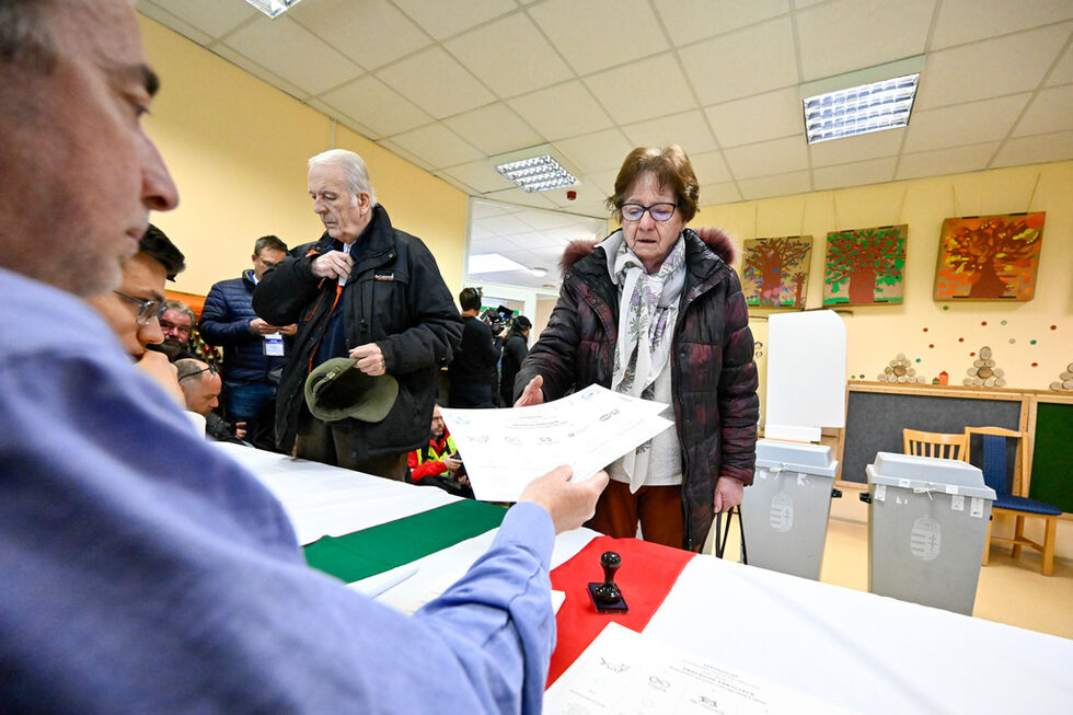 Cerca de oito milhões de húngaros votam para decidir o futuro do país