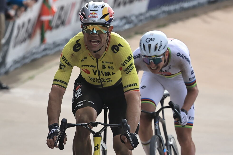 Wout van Aert vence Paris-Roubaix contra Tadej Pogacar