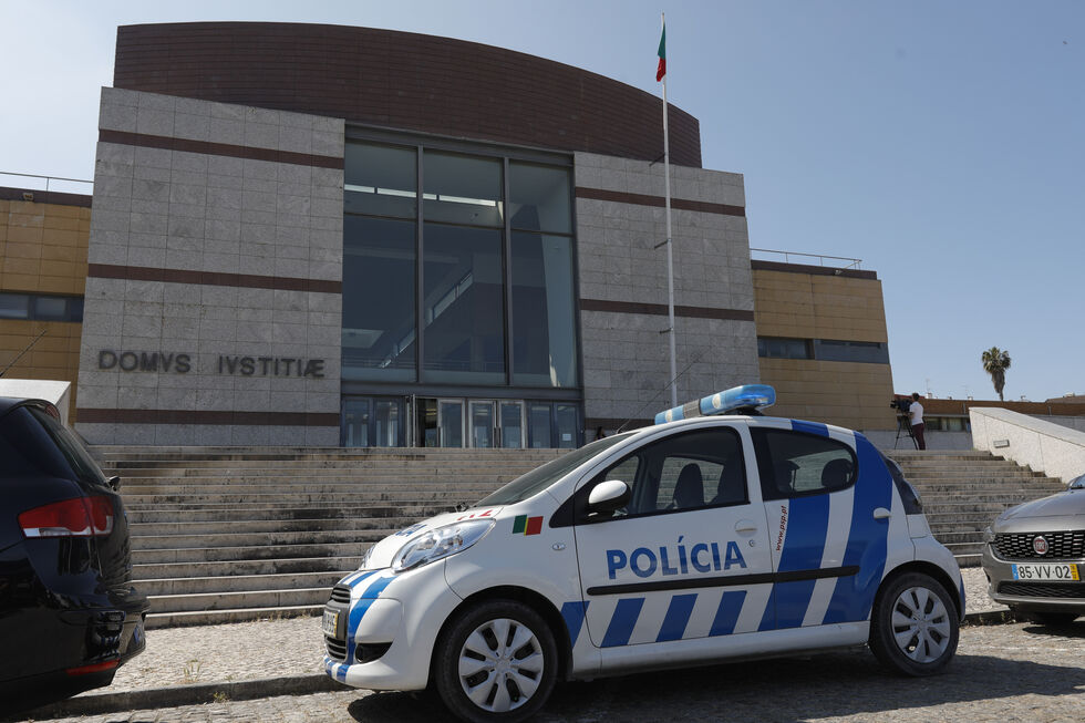 Homem baleado em Loures; polícia investiga o incidente junto ao tribunal