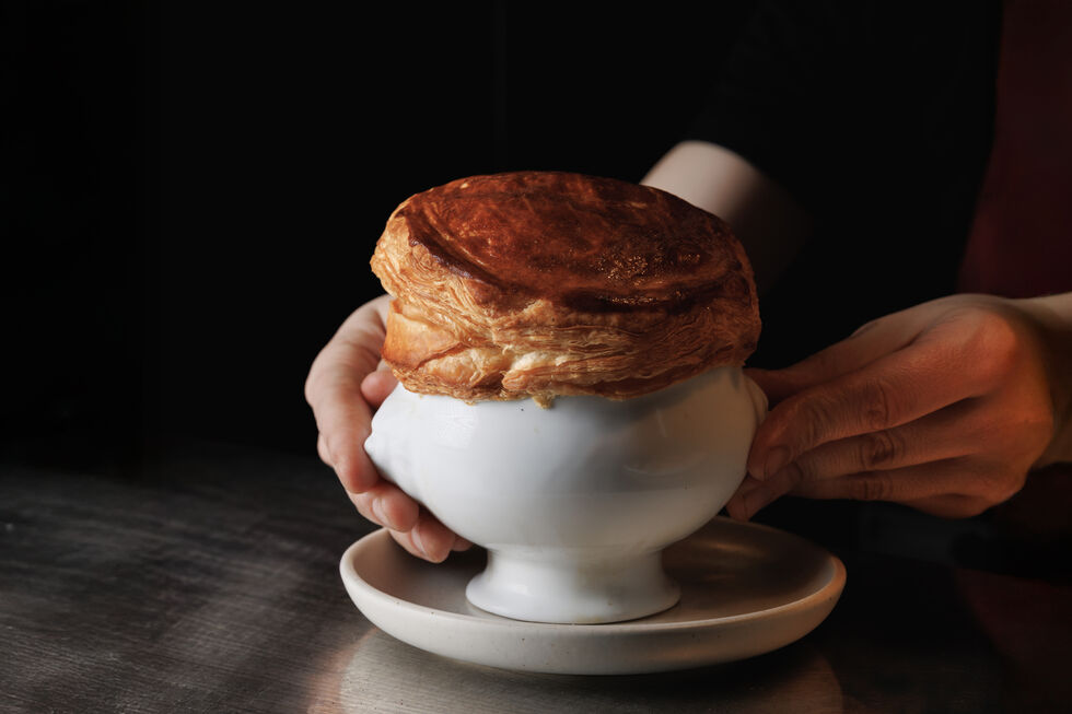 A sopa de cebola do Lamina chega à mesa com um chapéu de massa folhada 