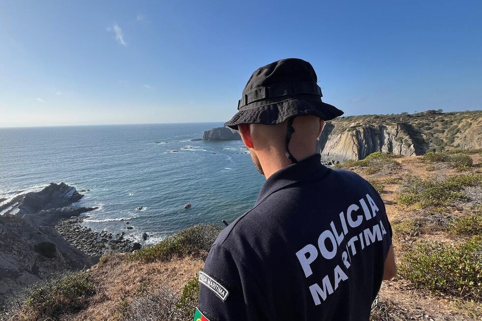 Retomadas buscas por pescador desaparecido na ponta da Atalaia em Aljezur