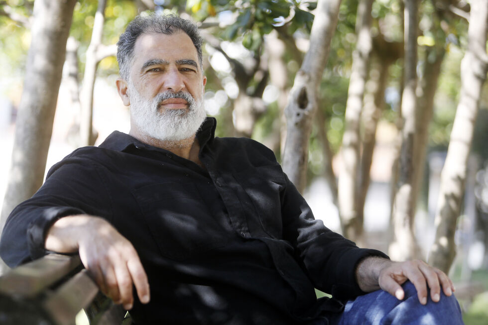 João Pedro George posa num banco de jardim