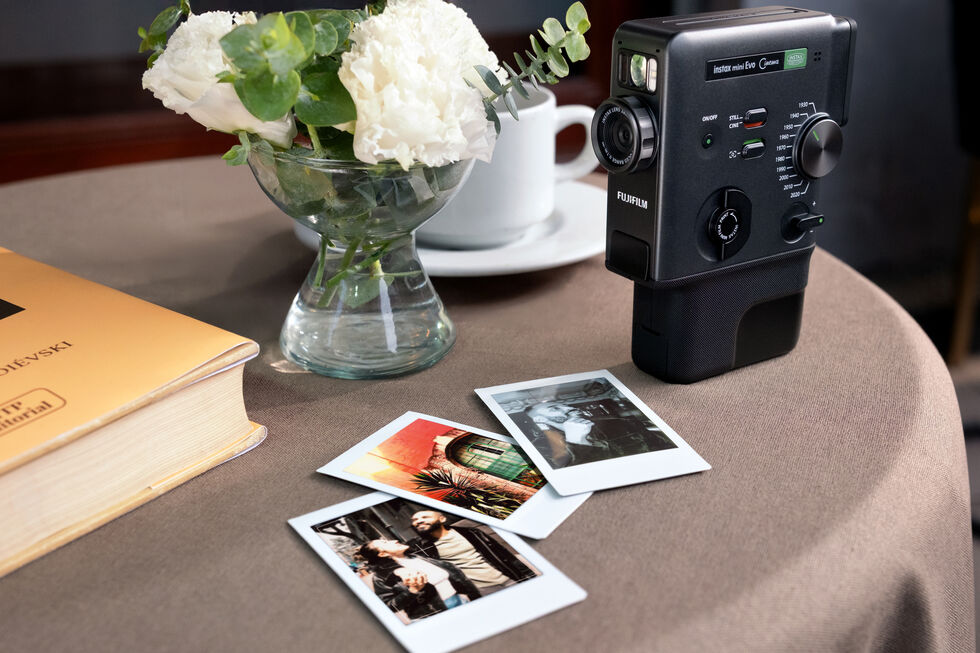 Fujifilm Instax Mini Evo Cinema (€379,99). À venda nas lojas físicas da marca e no site oficial (instax.com).  