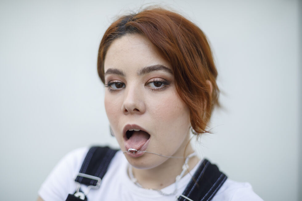 A cantora e compositora portuguesa é autora de canções como "Planeta", "Chamada não atendida" e "antes d'ela dizer que sim"