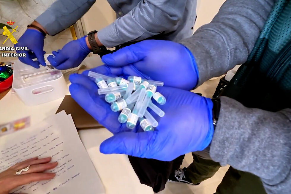 Guardia Civil revela vídeo de operação que desmantelou clínicas de estética clandestinas e rede que traficava botox