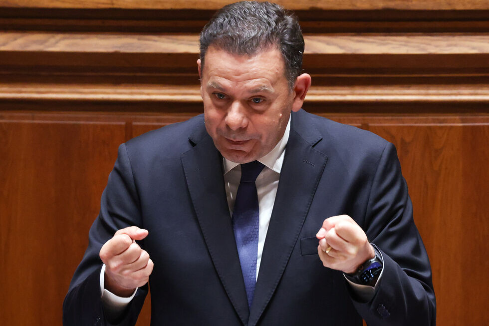 Luís Montenegro durante debate quinzenal no Parlamento