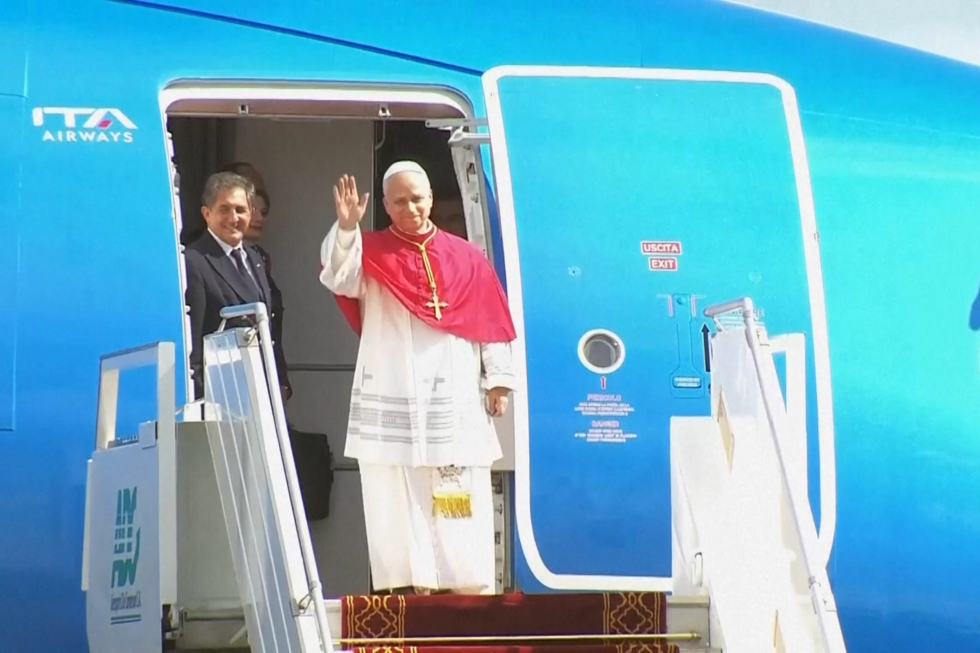Papa Leão XIV chega aos Camarões para segunda etapa da visita a África  