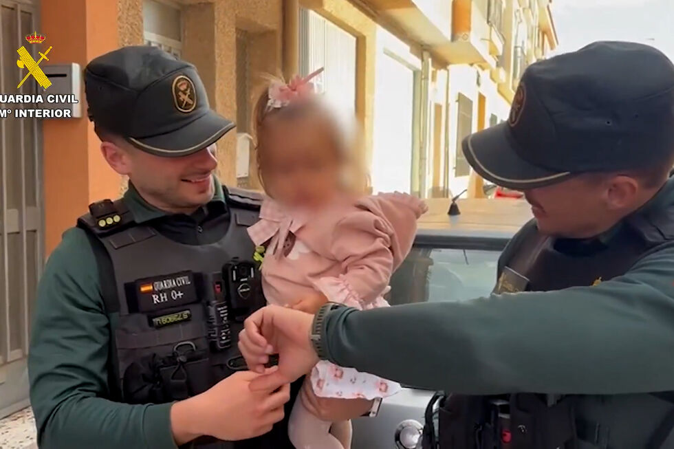 Agentes da Guardia Civil reencontram-se com bebé que reanimaram quando estavam fora de serviço