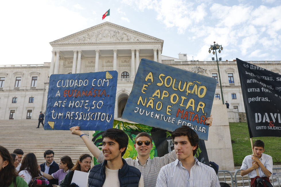 Manifestantes da Marcha pela Vida em frente à Assembleia da República
